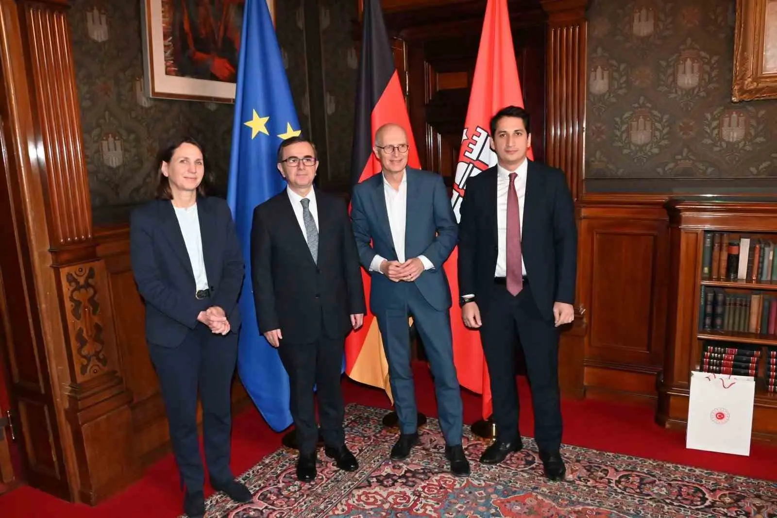 Türkiye’nin Hamburg Başkonsolosu Berati Alver’in göreve başladığına ilişkin kabul belgesini