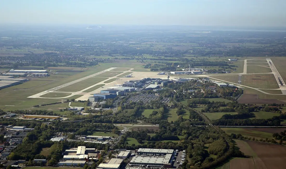 Almanya’nın kuzeyindeki Hannover Havalimanı üzerinde dün akşam çok sayıda kimliği