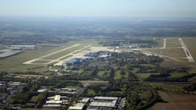 Almanya’nın kuzeyindeki Hannover Havalimanı üzerinde dün akşam çok sayıda kimliği