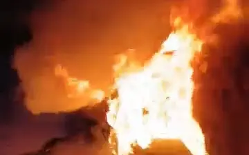 Bursa’da hareket halindeki otomobil, bir anda alev aldı. Vatandaşların seferber