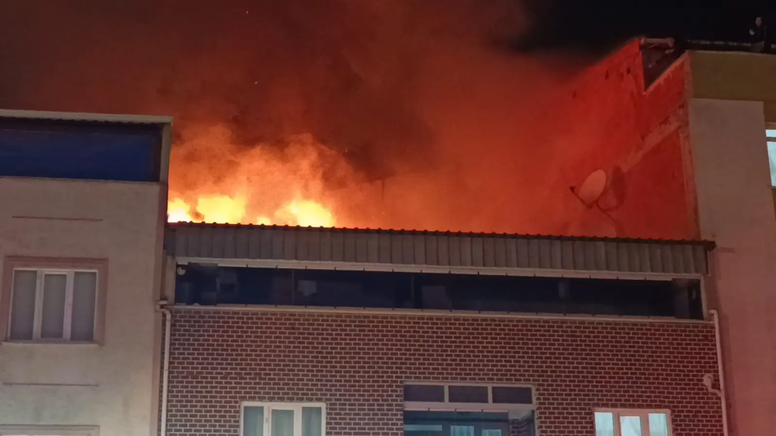 Bursa’nın İnegöl ilçesinde iki katlı evin çatısında çıkan yangın korku