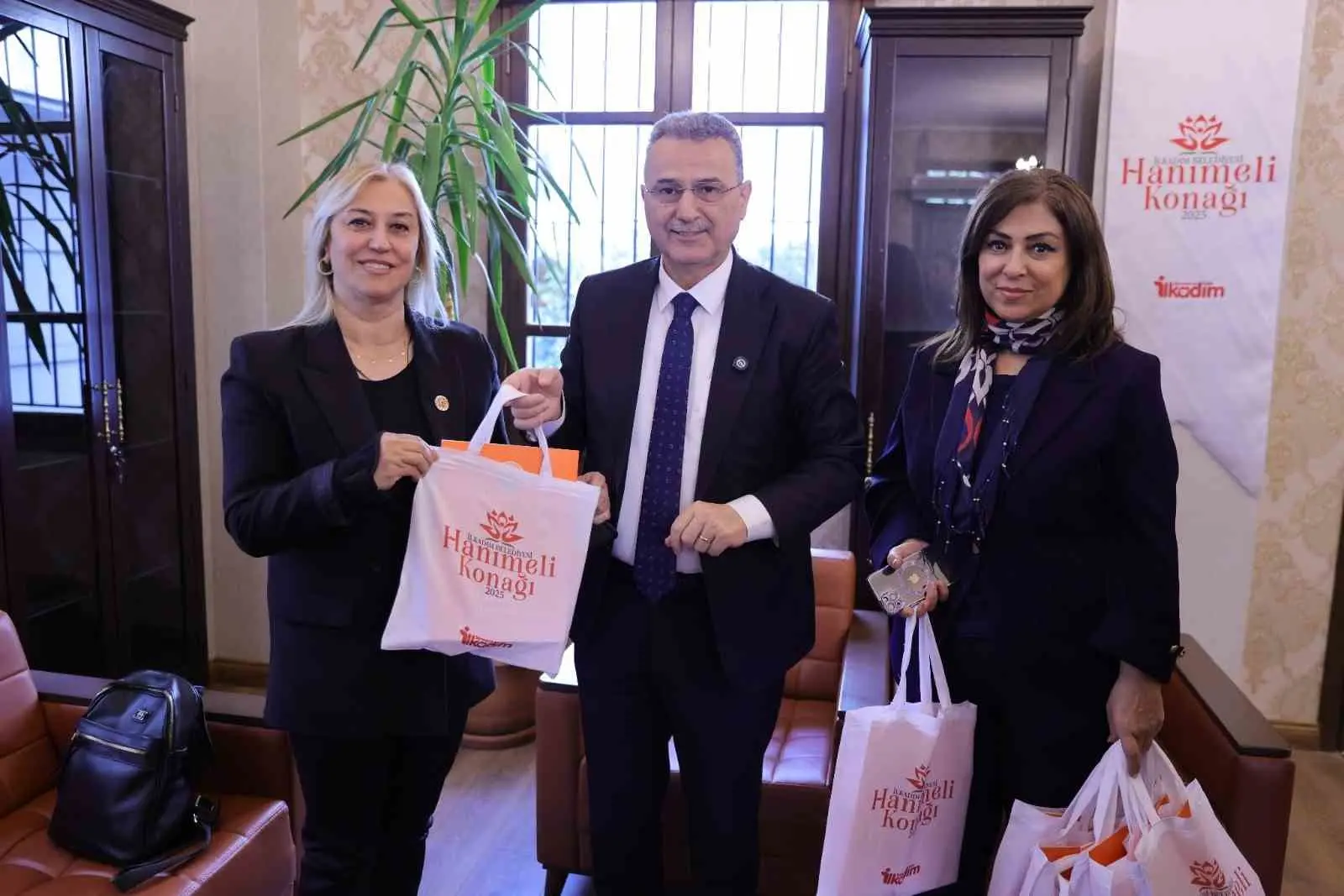 Kadın mahalle muhtarlarıyla buluşan İlkadım Belediye Başkanı İhsan Kurnaz, “Kadın