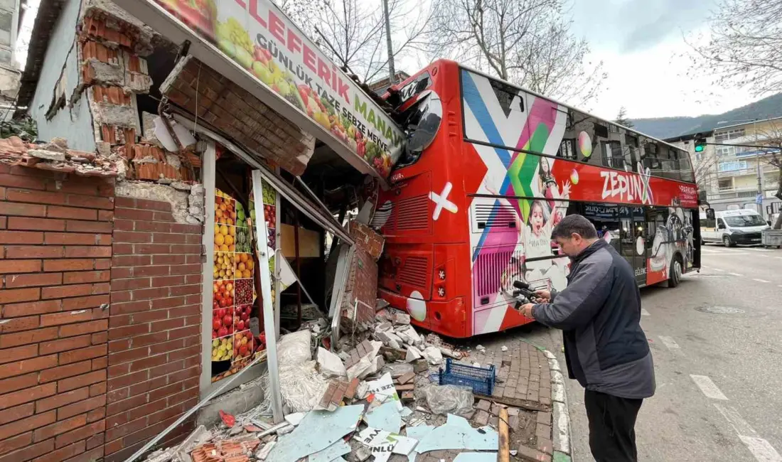Bursa’da bir liseden öğrenci almak için yanaşan tur otobüsü, imdat