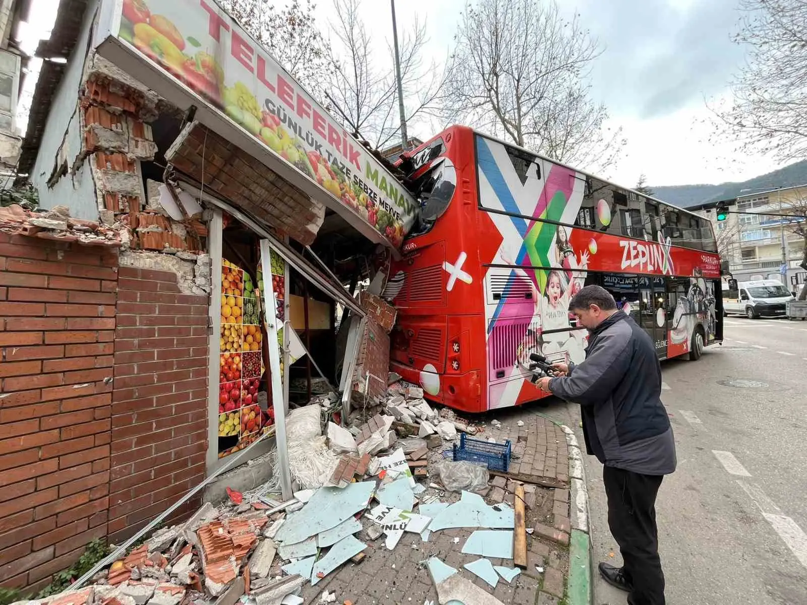 Bursa’da bir liseden öğrenci almak için yanaşan tur otobüsü, imdat