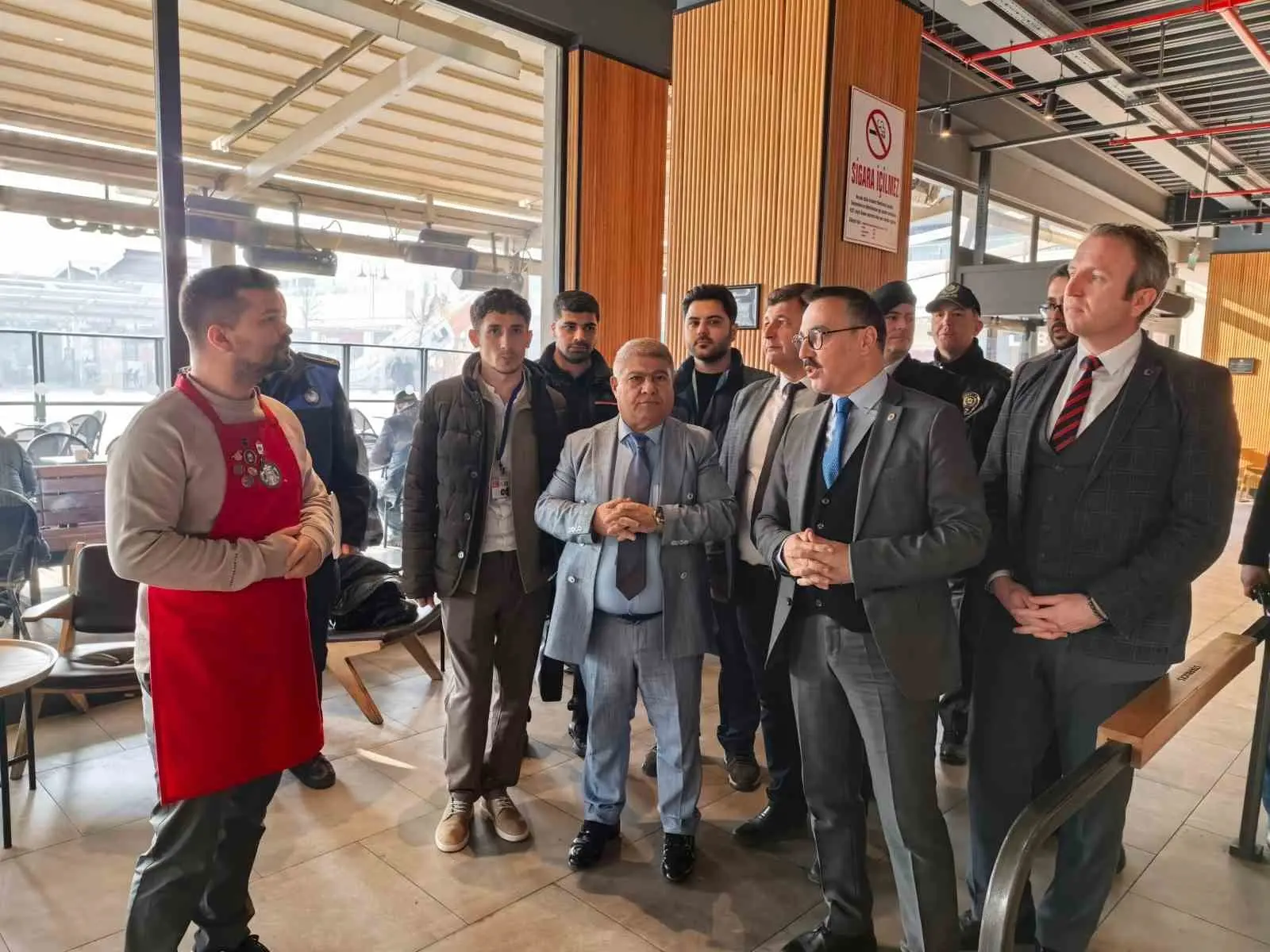 Bursa’nın İnegöl ilçesinde Kaymakam Eren Arslan ve beraberindeki heyetle kafelerde