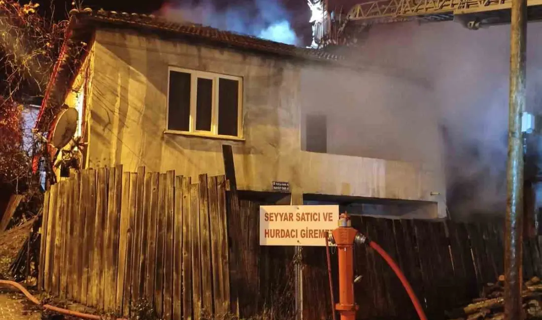 Bursa’nın İnegöl ilçesinde samanlıkta başlayan yangın, eve sıçradı. Yangın, gece