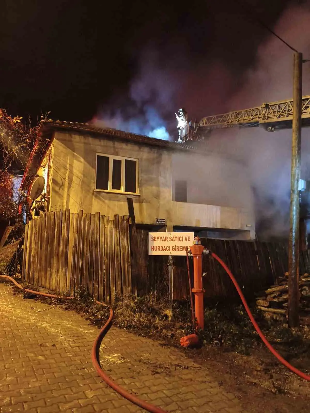 Bursa’nın İnegöl ilçesinde samanlıkta başlayan yangın, eve sıçradı. Yangın, gece