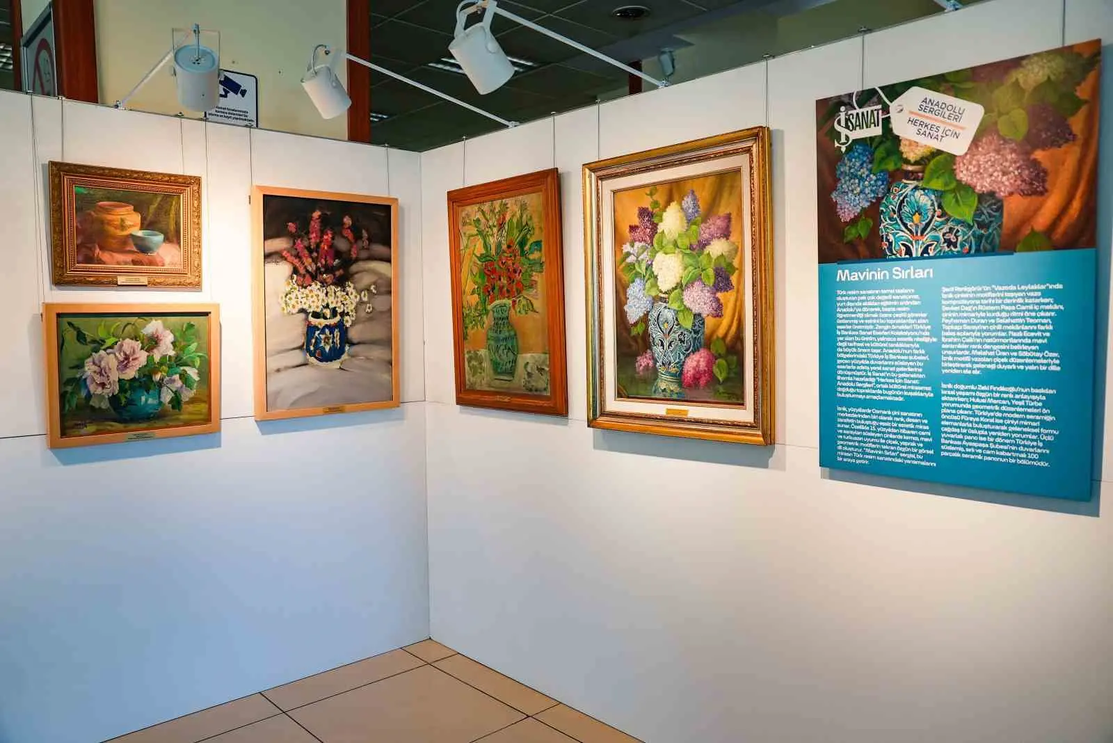 Türkiye İş Bankası İznik Şubesi’nde sergilenen “Mavinin Sırları” seçkisi usta