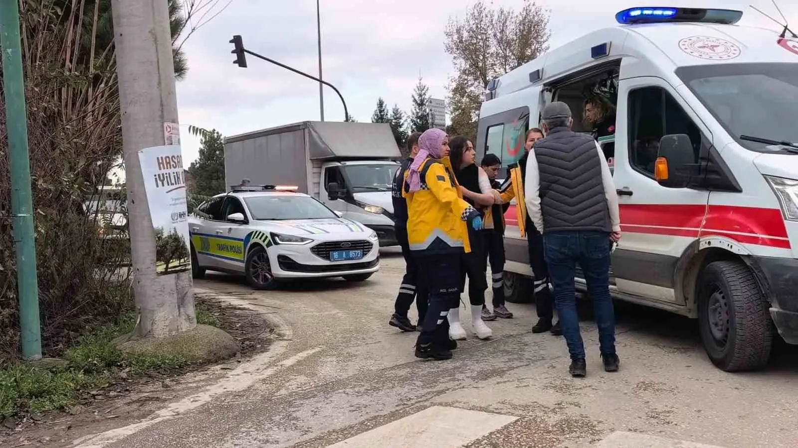 Bursa’nın İnegöl ilçesinde, kırmızı ışıkta geçen otomobil ile cip çarpıştı.