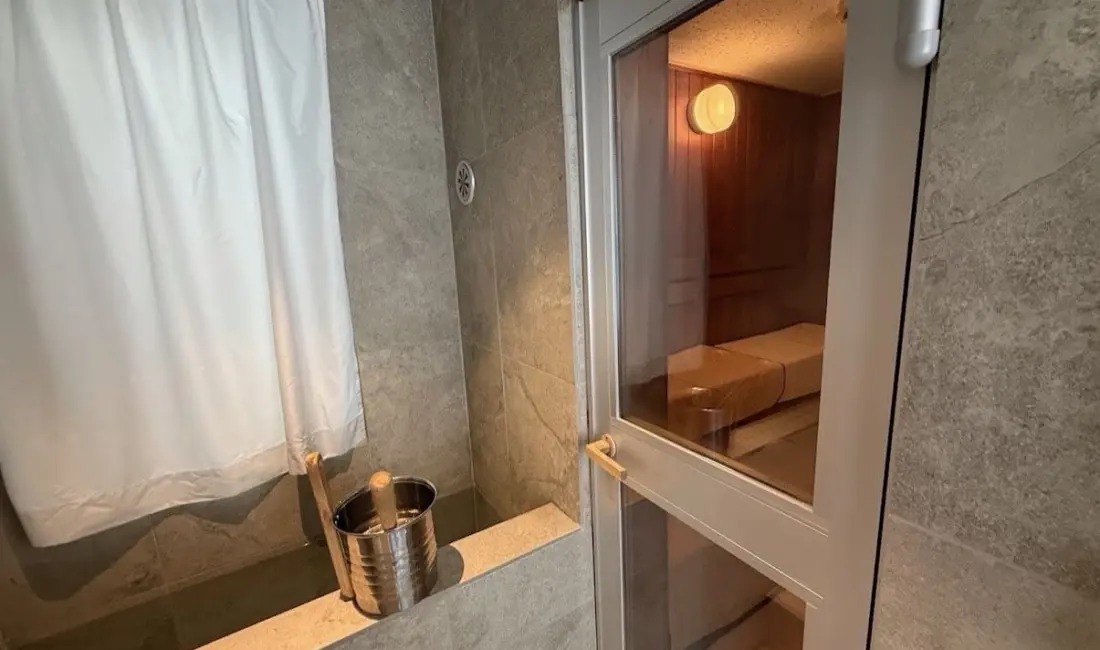 Japonya’nın başkenti Tokyo’da bulunan bir saunada çıkan yangında mahsur kalan