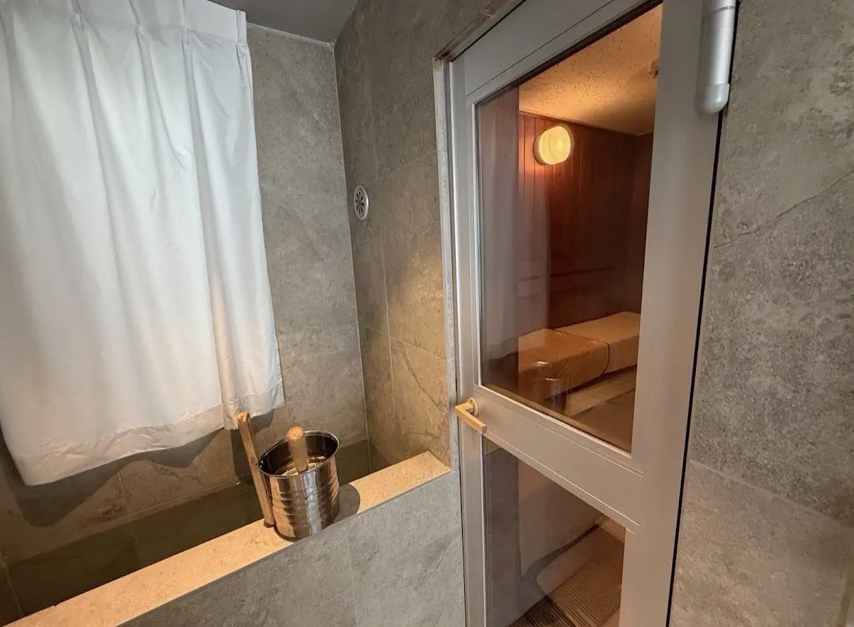 Japonya’nın başkenti Tokyo’da bulunan bir saunada çıkan yangında mahsur kalan