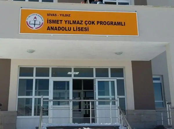 Sivas’ta İsmet Yılmaz Çok Programlı Anadolu Lisesi öğrencilerini taşıyan minibüs
