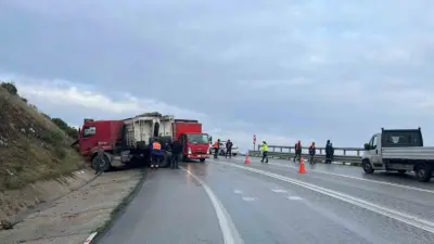 Bursa’nın İznik ilçesinde karşı istikametten gelen 2 kamyon kafa kafaya