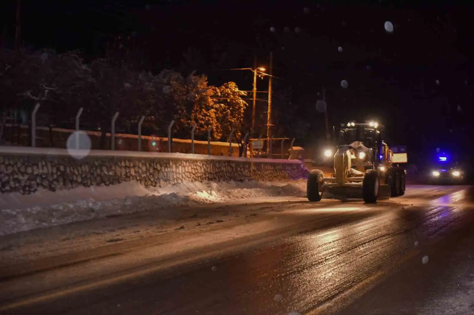 Bursa Büyükşehir Belediyesi, etkisini artıran kar yağışına rağmen kent genelinde