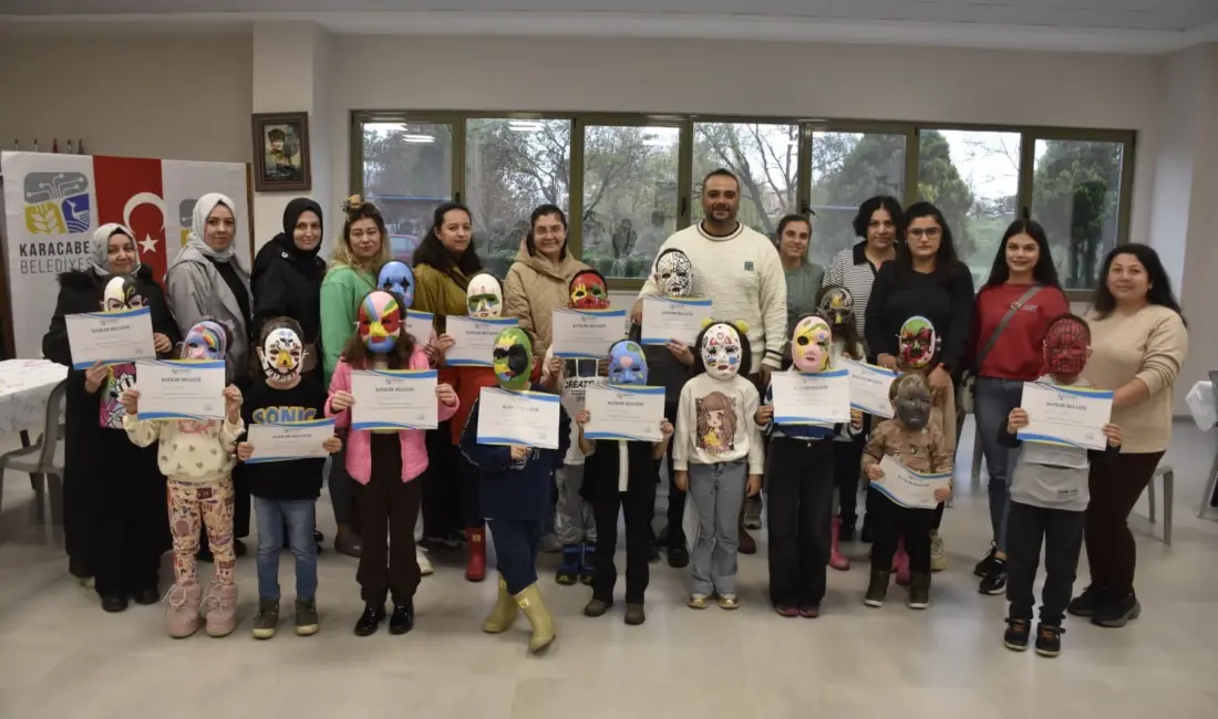 Karacabey Belediyesi’nce Ergün Koç Kültür Merkezi’nde gerçekleşen Anne-Çocuk Maske Boyama