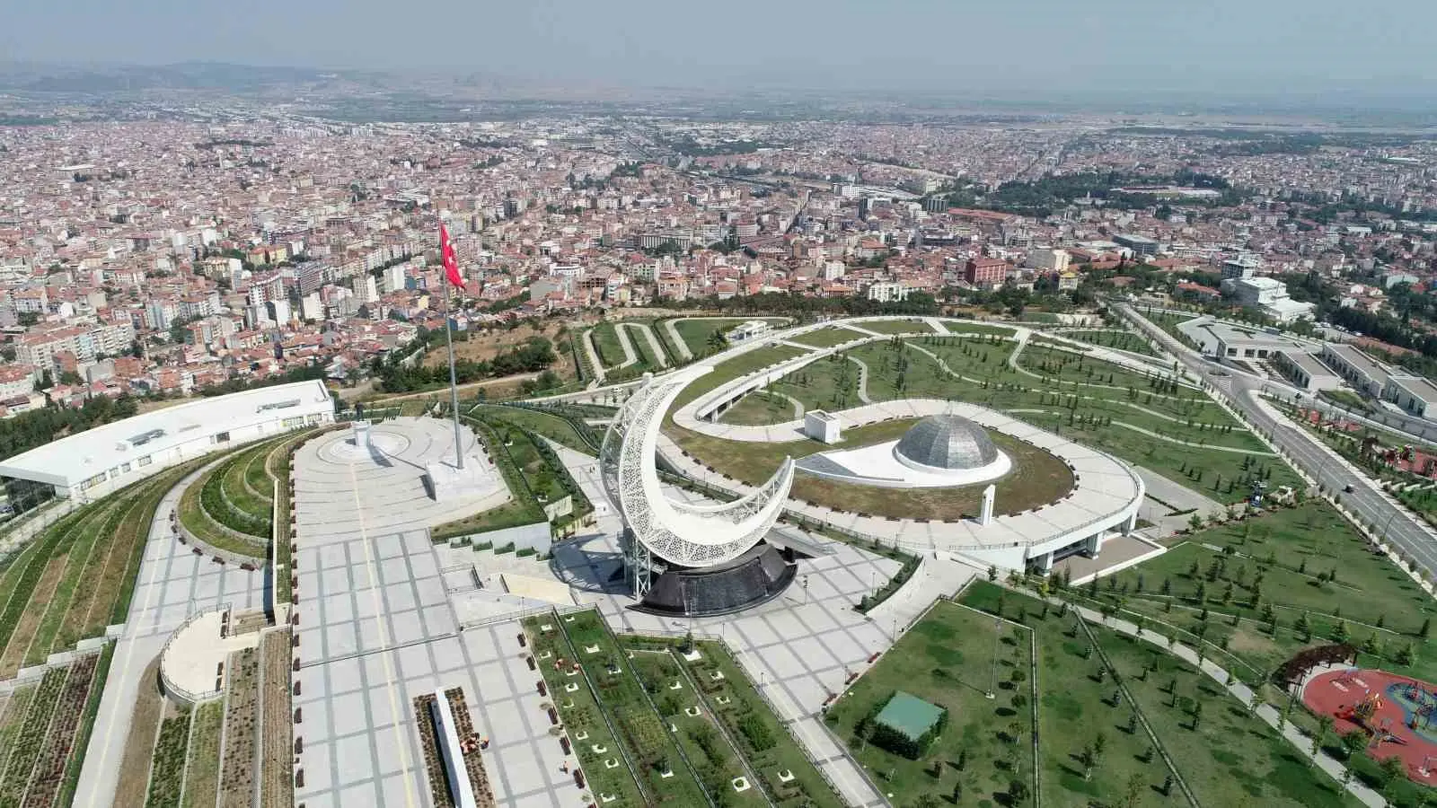 Balıkesir’in Karesi ilçesinde geçmişte birleştirilmiş olan dükkanlar Karesi Belediyesi ile