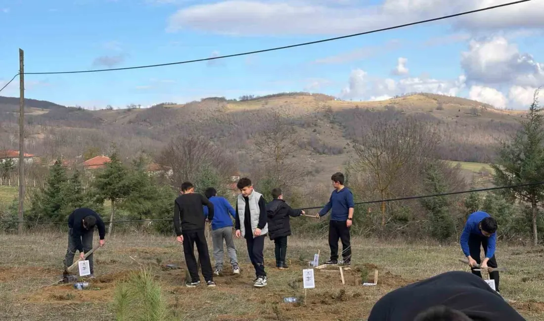 Samsun’un Kavak ilçesinde düzenlenen etkinlikte okul bahçesi fidanlarla buluşturulurken, ihtiyaç