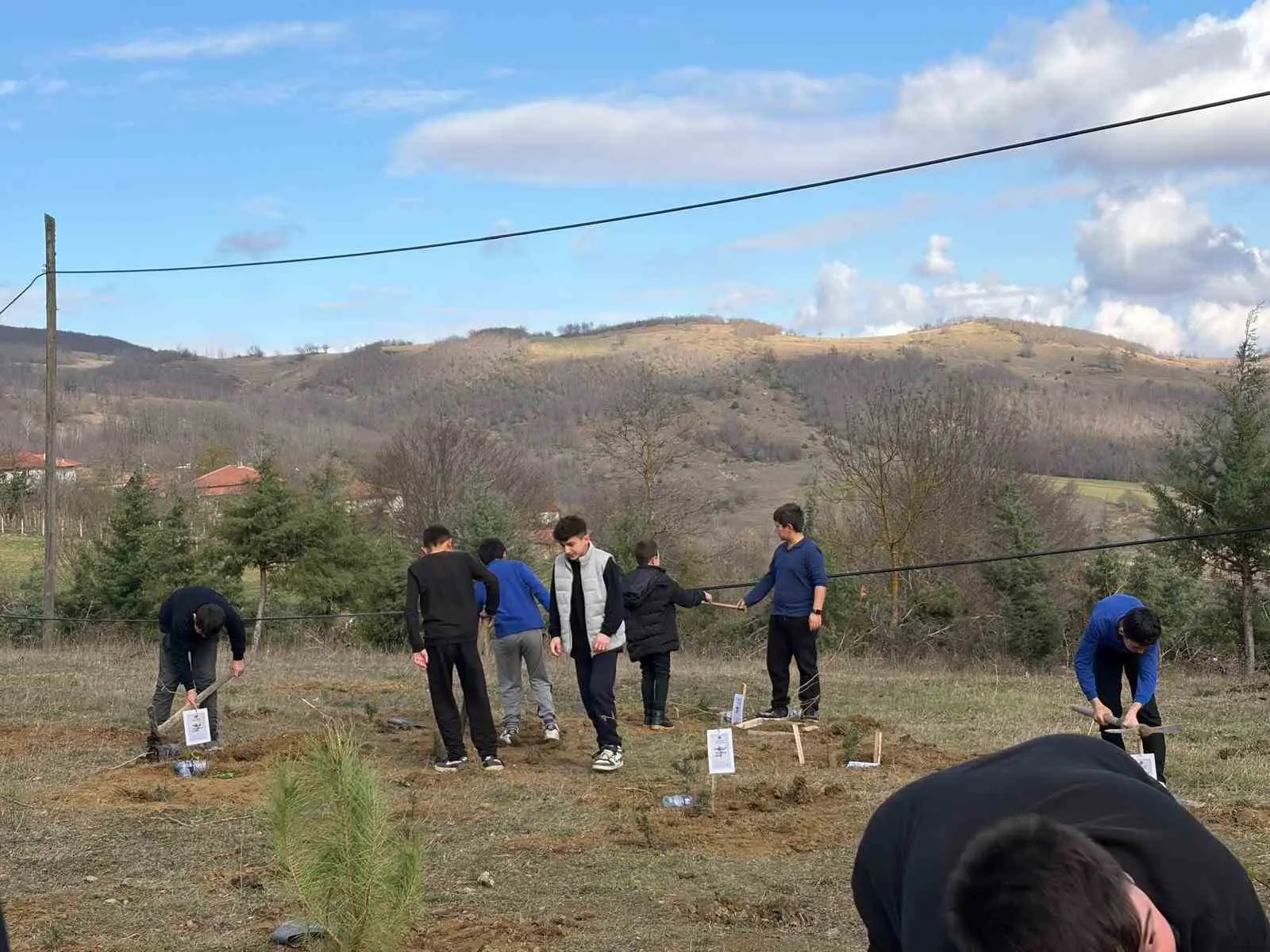 Samsun’un Kavak ilçesinde düzenlenen etkinlikte okul bahçesi fidanlarla buluşturulurken, ihtiyaç
