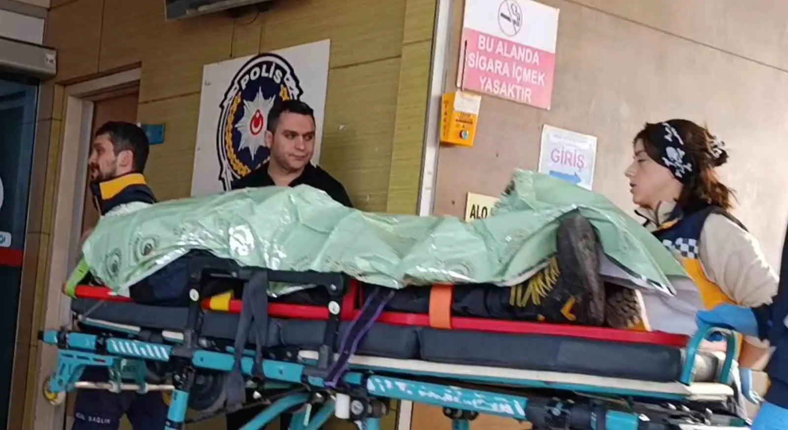 Bursa’nın İnegöl ilçesinde meydana gelen kazada bir otomobil, evin bahçe