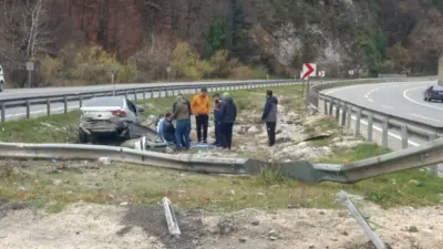 Bursa’nın İnegöl ilçesinde meydana gelen kazada kontrolden otomobil bariyerlere çarpıp