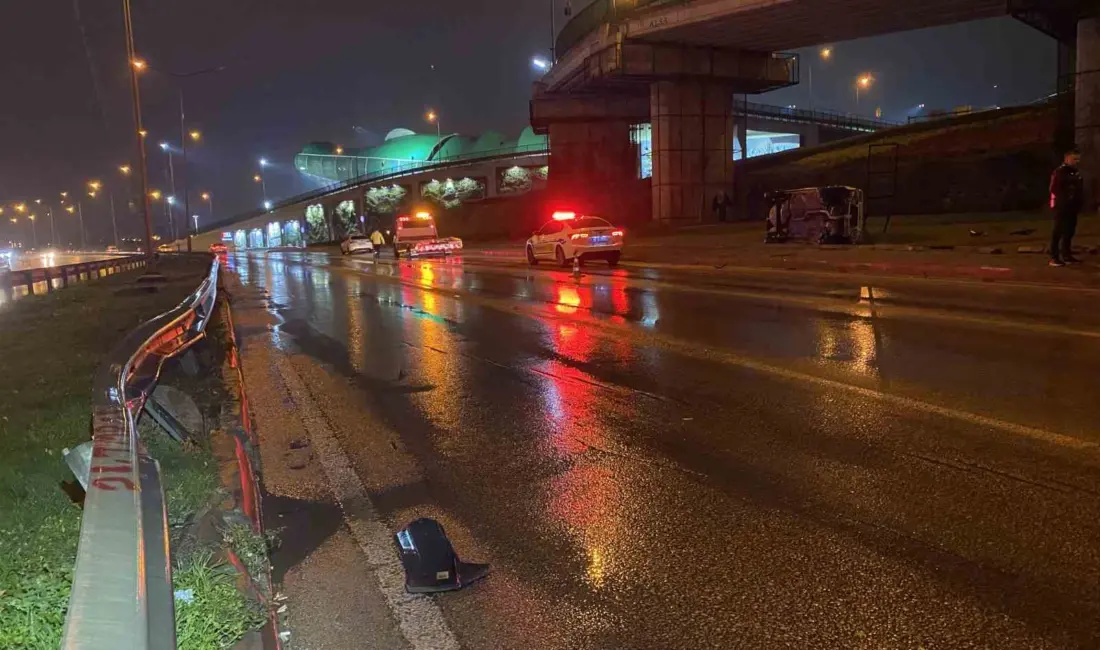 Bursa’nın Nilüfer ilçesinde meydana gelen trafik kazasında bir otomobil yağışlı