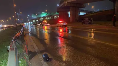 Bursa’nın Nilüfer ilçesinde meydana gelen trafik kazasında bir otomobil yağışlı