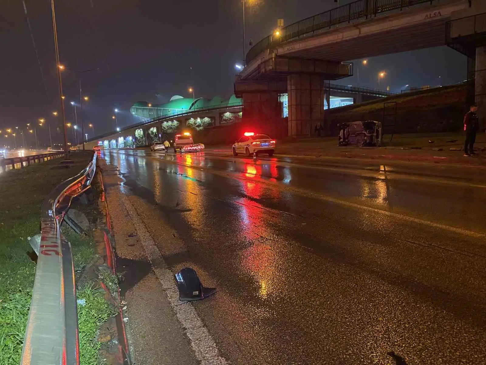 Bursa’nın Nilüfer ilçesinde meydana gelen trafik kazasında bir otomobil yağışlı