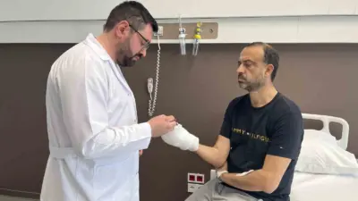 Yurt dışında kuşları için kümes yapmak isteyen kişinin parmağı, tırnak