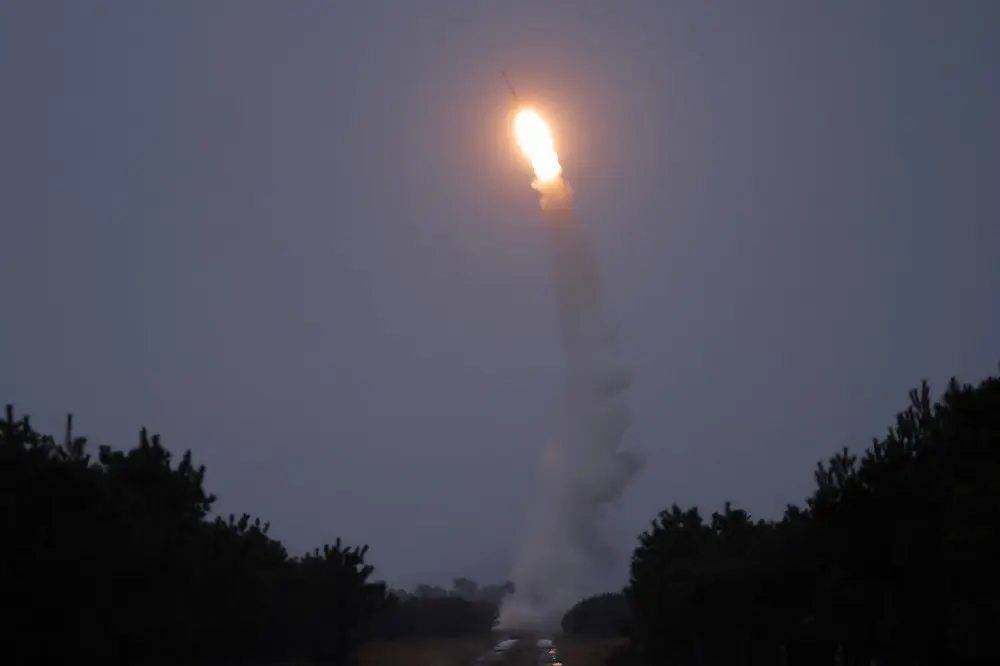 Kuzey Kore, yeni geliştirilen uzun menzilli uçaksavar füzelerinin ilk denemesinin