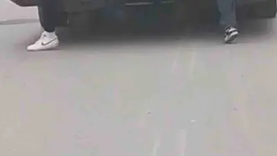 Bursa’nın Yıldırım ilçesinde seyir halindeki özel halk otobüsünün arkasına tutunan