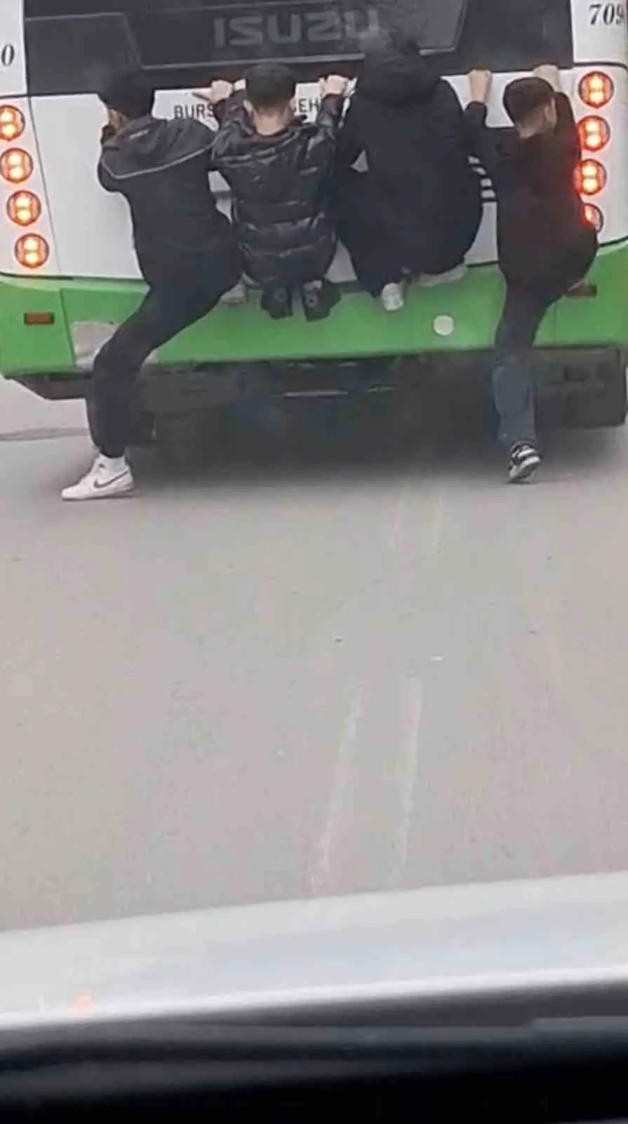 Bursa’nın Yıldırım ilçesinde seyir halindeki özel halk otobüsünün arkasına tutunan