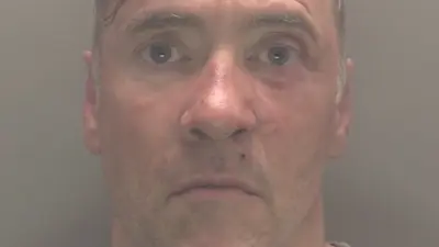 İngiltere’de Mayıs ayında Liverpool futbol takımının şampiyonluk kutlamalarında aracıyla kalabalığa