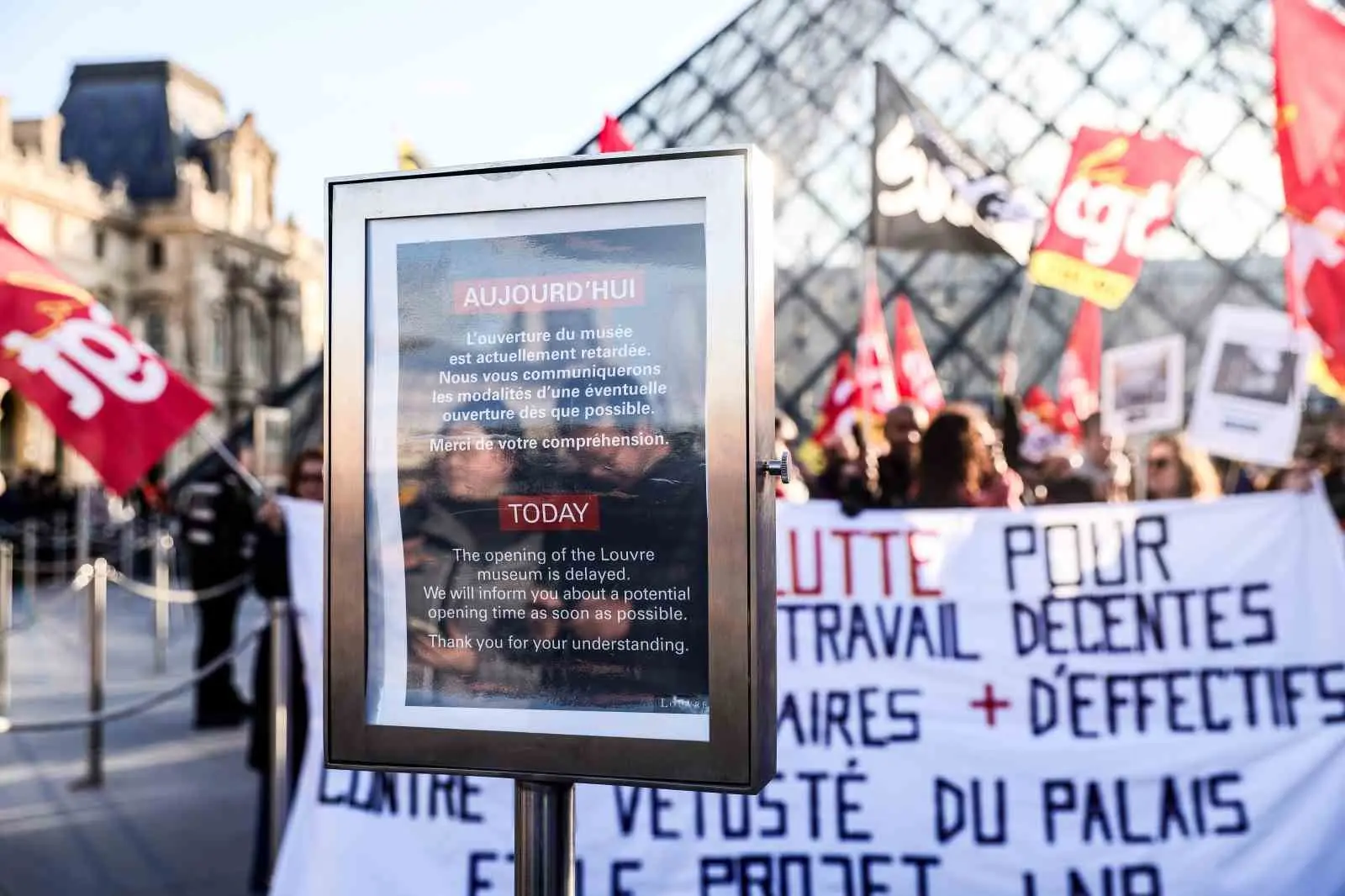Fransa’nın başkenti Paris’teki ünlü Louvre Müzesi çalışanları, personelin maaş ve