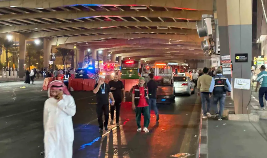 Suudi Arabistan’ın Mekke-i Mükerreme şehrinde kontrolünü kaybeden bir ring otobüsü,