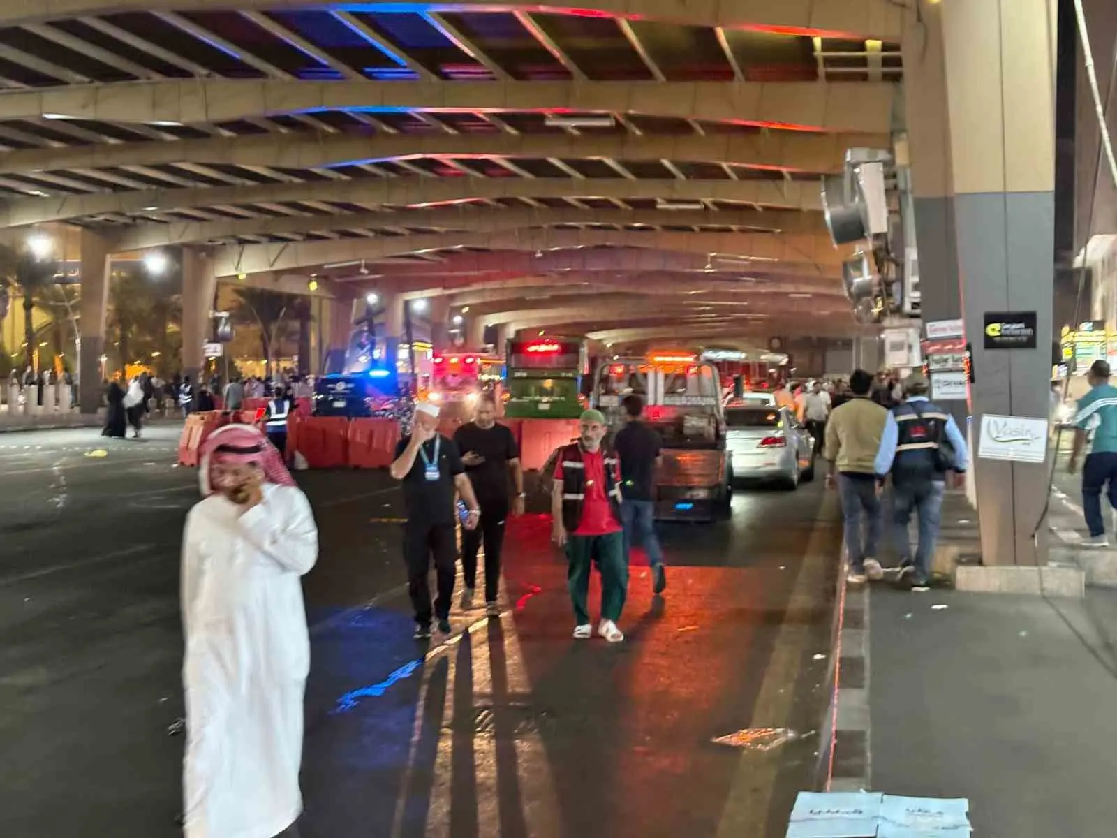 Suudi Arabistan’ın Mekke-i Mükerreme şehrinde kontrolünü kaybeden bir ring otobüsü,