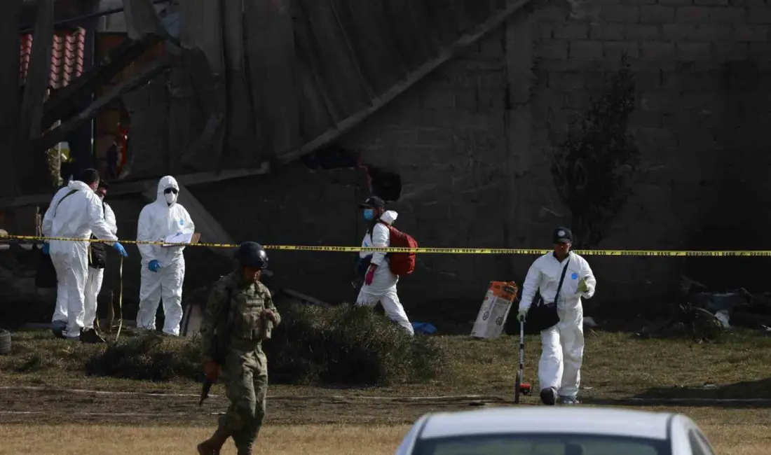 Meksika’nın başkenti Mexico City’de küçük bir uçağın düşmesi sonucu 7