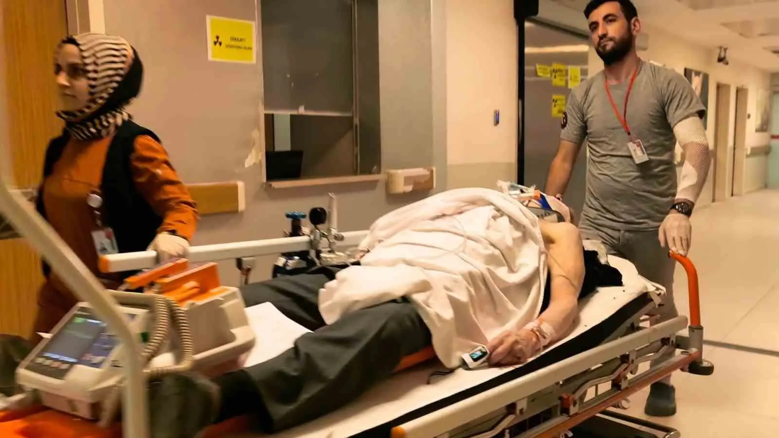 Bursa’nın İnegöl ilçesinde merdiven boşluğuna düşen yaşlı adam ağır yaralandı.