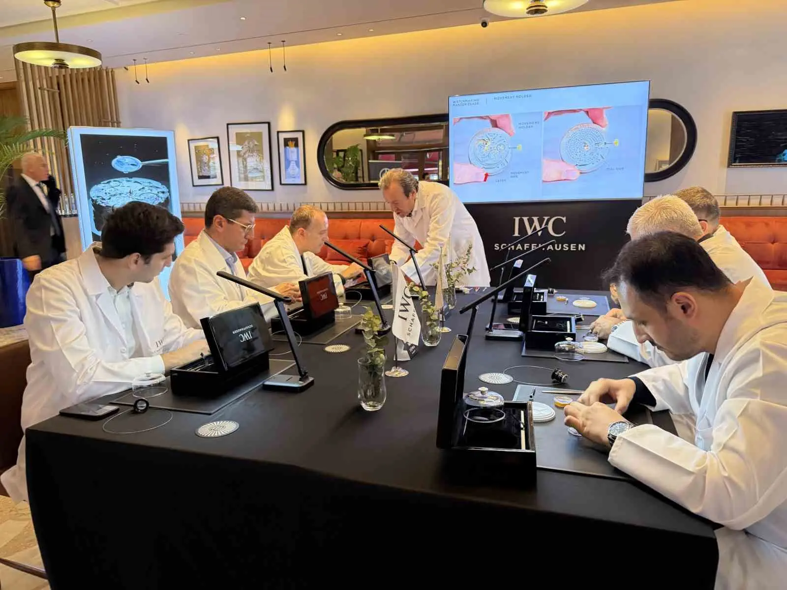 Mekanik saat meraklısı değişik meslek gruplarından koleksiyonerler, Bursa’da düzenlenen saat