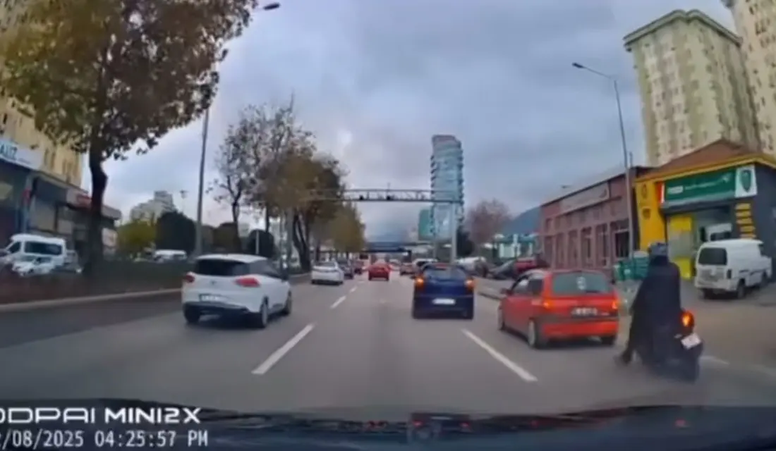 Bursa’da seyir halindeki motosikletli sürücü önündeki araca çarpmamak için ani