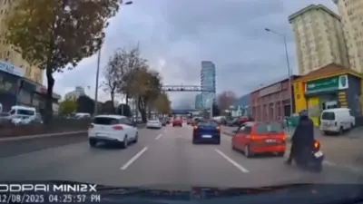 Bursa’da seyir halindeki motosikletli sürücü önündeki araca çarpmamak için ani