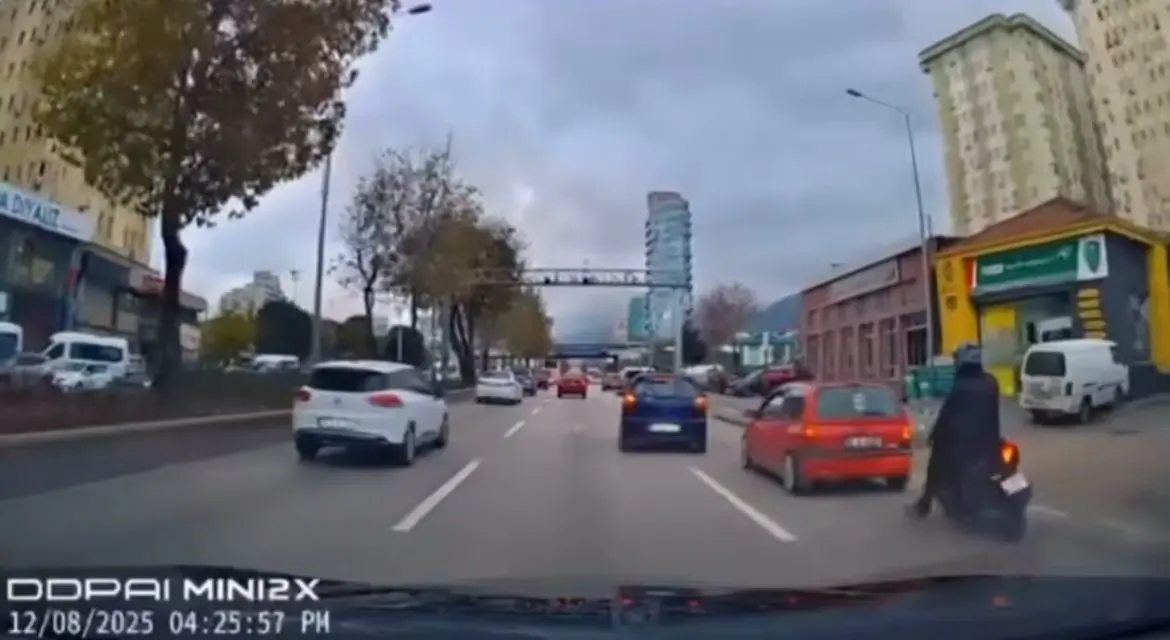 Bursa’da seyir halindeki motosikletli sürücü önündeki araca çarpmamak için ani