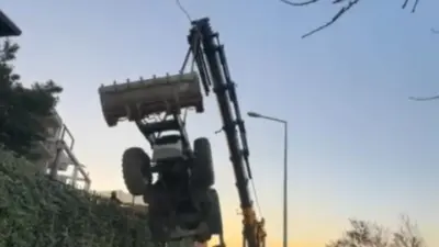 Bursa’da vinçten düşerek maddi hasar gören iş makinesinin düşme anına