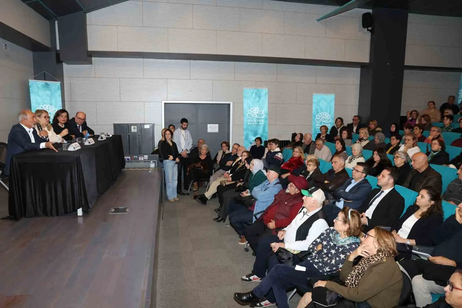 Nilüfer Belediyesi’nin düzenlediği seminerde Alzheimer hastalığının evreleri, korunma yolları ve