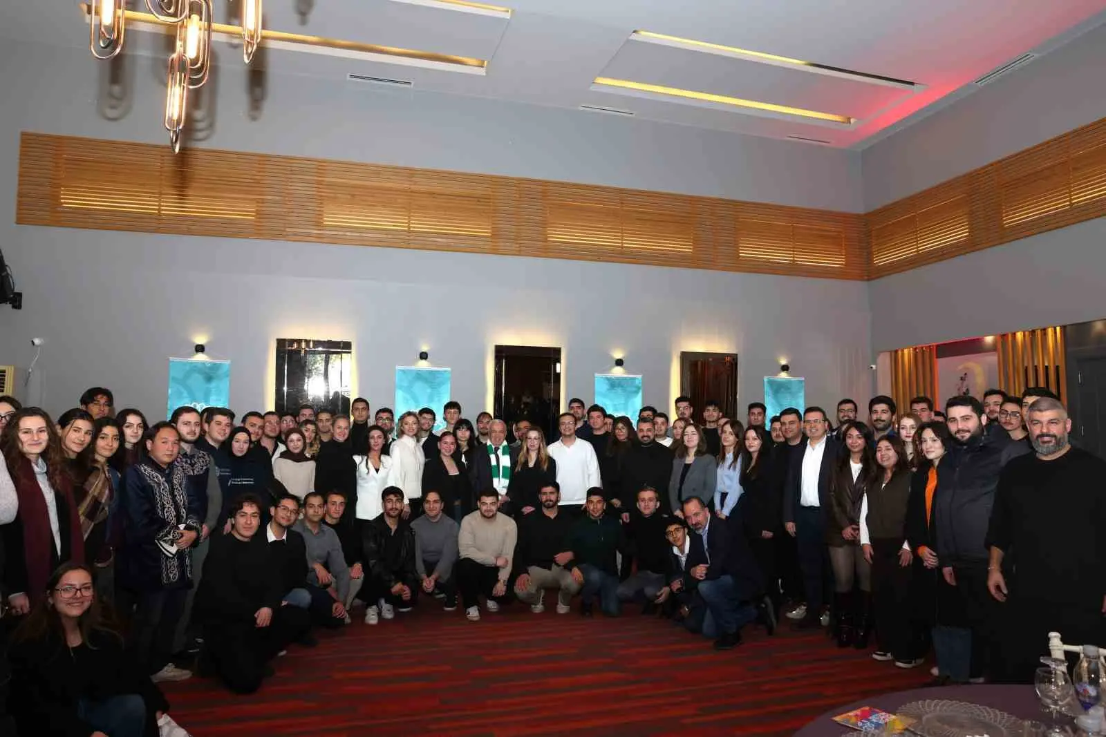 Üniversite öğrenci topluluklarıyla bir araya gelen Nilüfer Belediye Başkanı Şadi