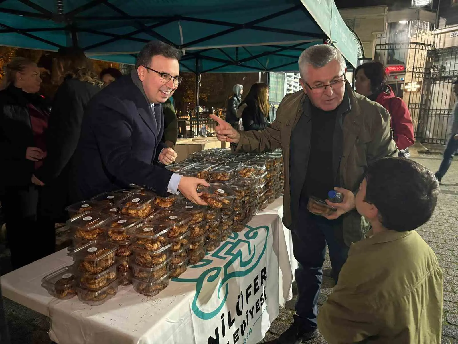 Nilüfer Belediyesi, üç ayların başlangıcını müjdeleyen Regaip Kandili’nde paylaşma geleneğini
