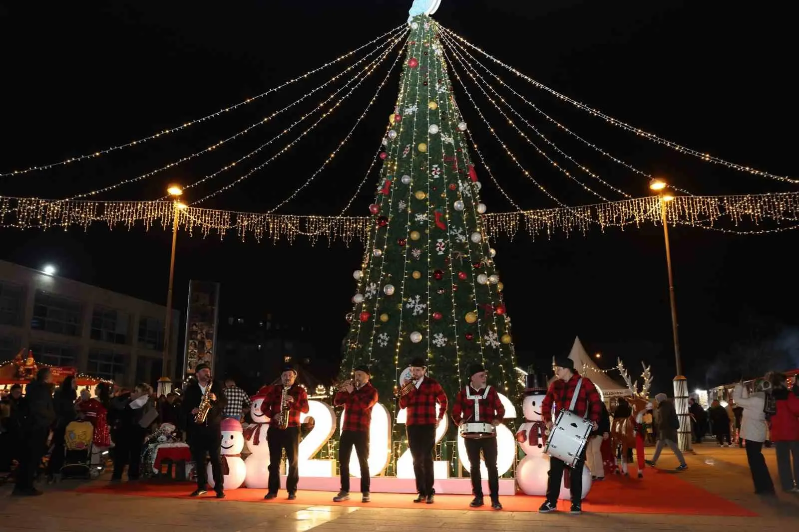 Nilüfer Belediyesi’nin organize ettiği “Nilüfer Yeni Yıl Festivali” yoğun ilgi