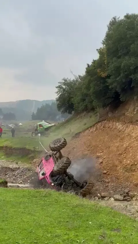Bursa’da düzenlenen off-road yarışında bir sürücü kontrolden çıkan araçla takla