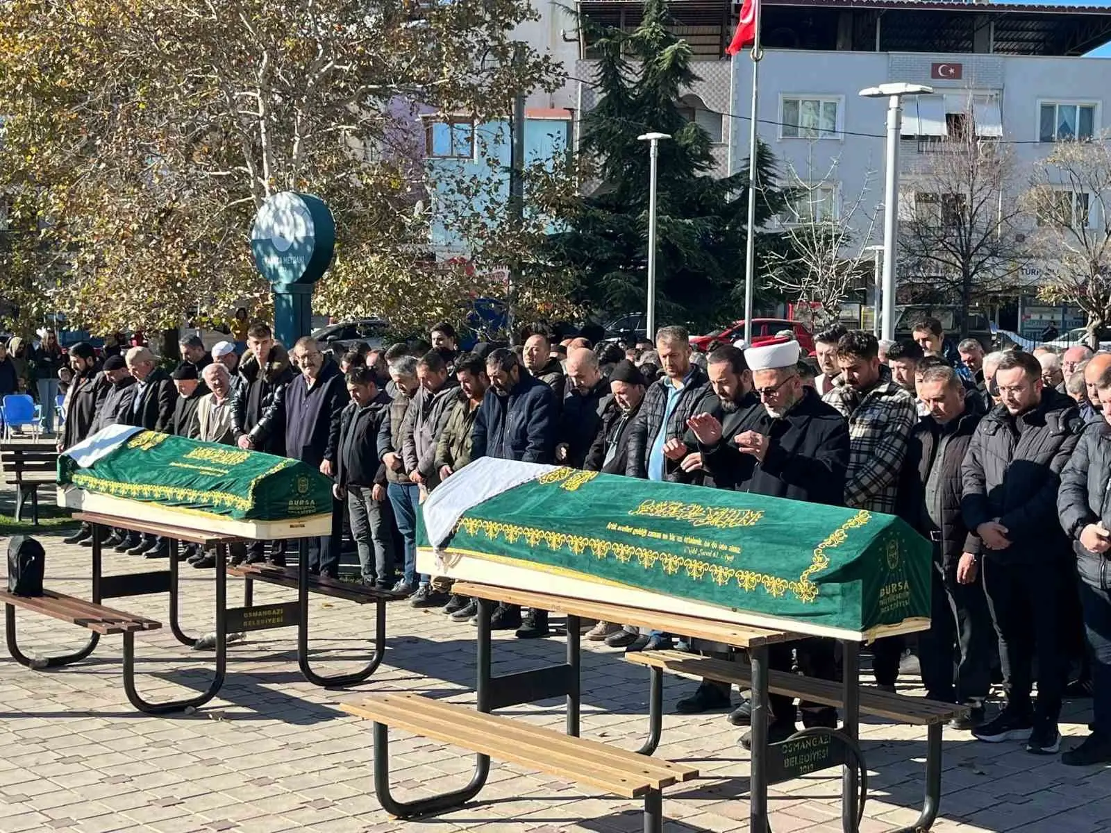 Bursa kızını öldürdükten sonra intihar eden baba kızıyla yanyana toprağa verildi.