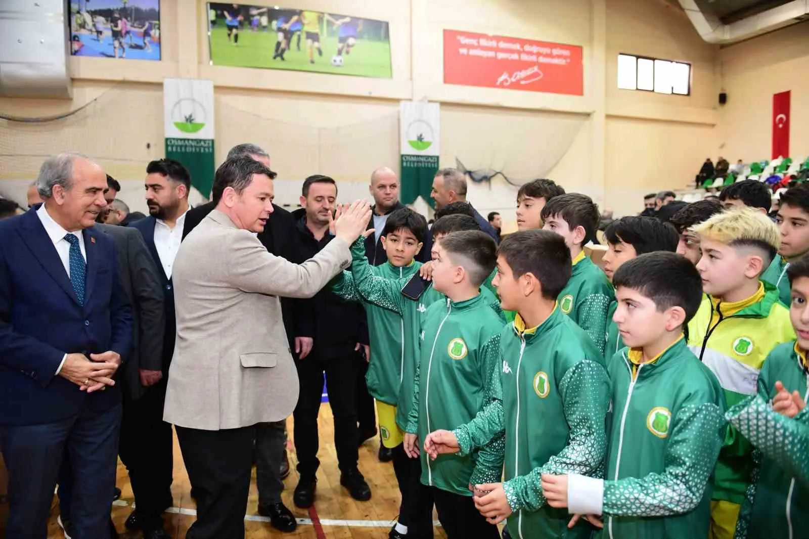 Osmangazi Belediyesi, amatör spor kulüplerine geniş çaplı bir malzeme yardımında