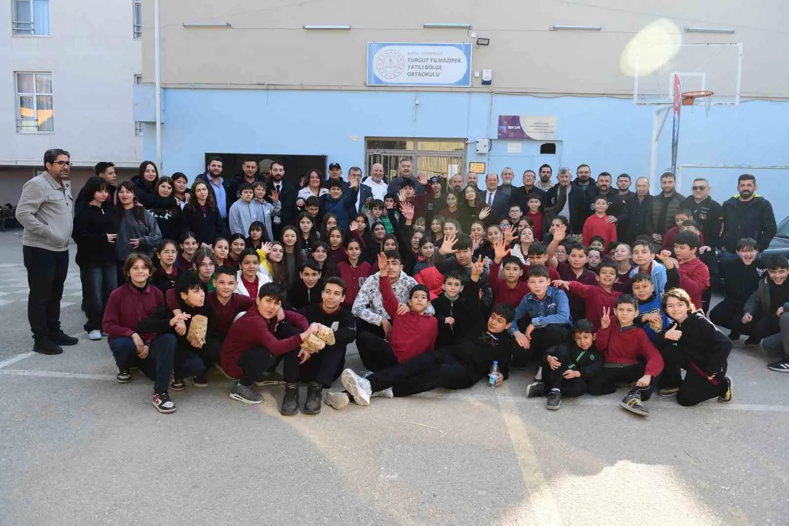 Osmangazi Belediyesi, Turgut Yılmazipek Yatılı Bölge Ortaokulu’ndaki öğrenciler için mont,